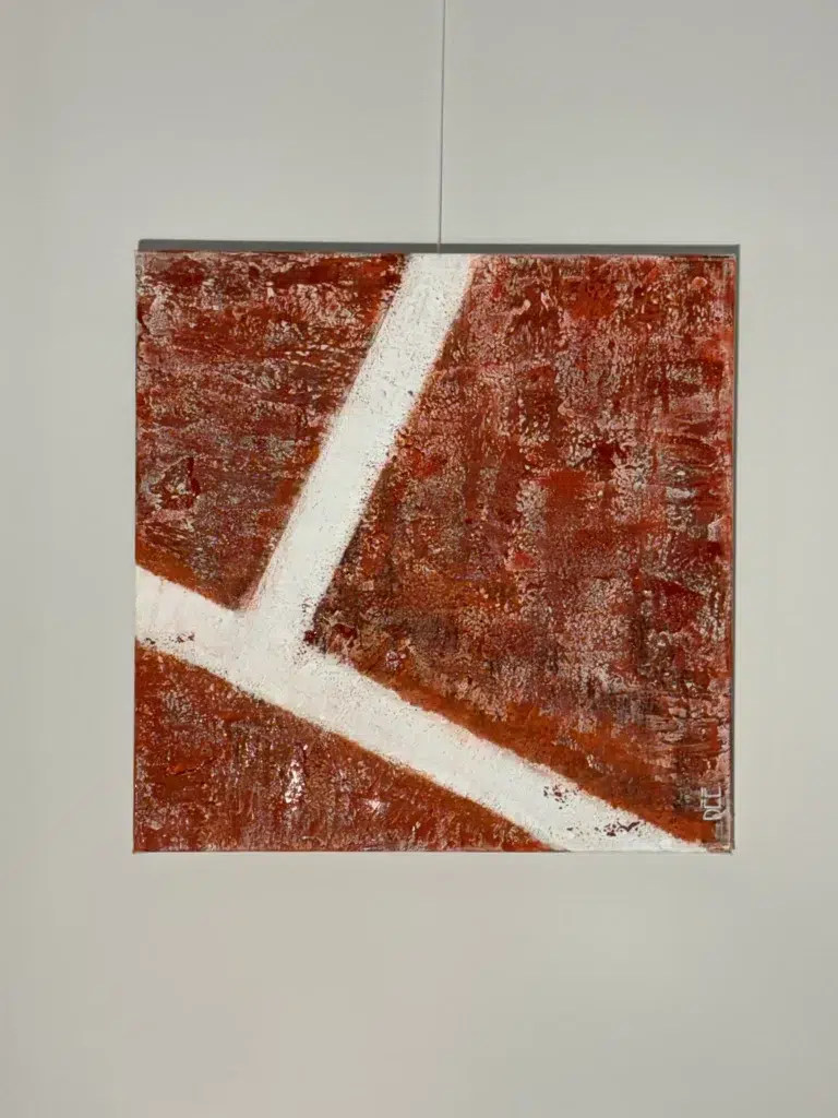 Peinture abstraite inspirée de Roland-Garros, avec un fond rouge terre battue texturé et des lignes blanches croisées rappelant les marquages d’un court de tennis.