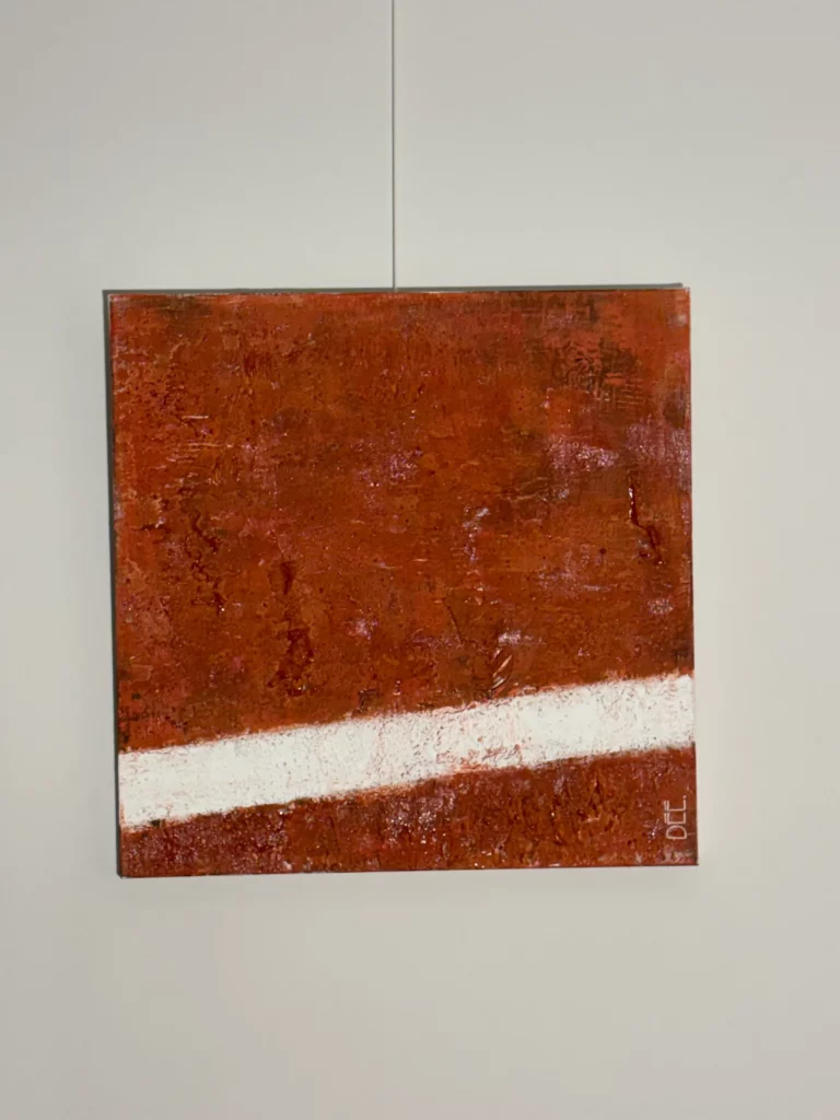Peinture abstraite inspirée de Roland-Garros, avec un fond rouge terre battue texturé et une ligne blanche diagonale évoquant le marquage d’un court de tennis.