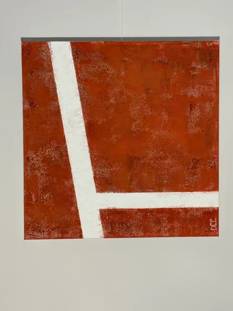 Toile abstraite inspirée de Roland-Garros, représentant un court de tennis en terre battue avec des lignes blanches sur fond rouge orangé texturé.