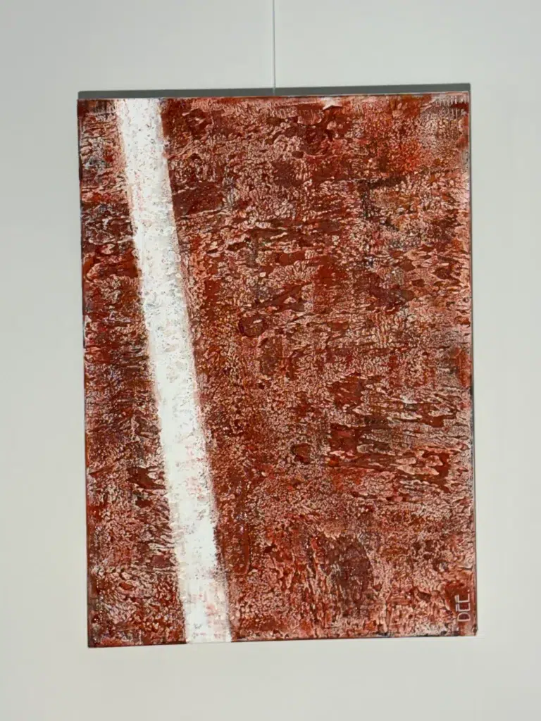 Toile abstraite inspirée de Roland-Garros, avec une texture rouge terre battue en relief et une ligne blanche verticale évoquant un court de tennis.