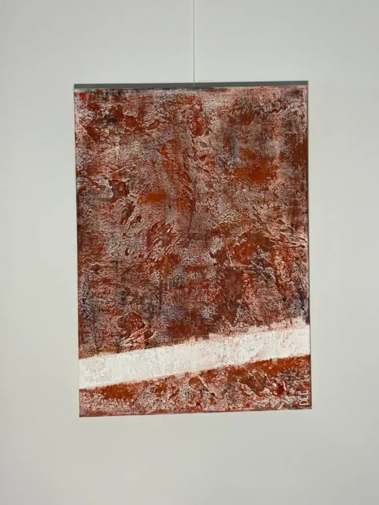 Toile abstraite inspirée de Roland-Garros, avec une texture rouge terre battue en relief et une ligne blanche verticale évoquant un court de tennis.