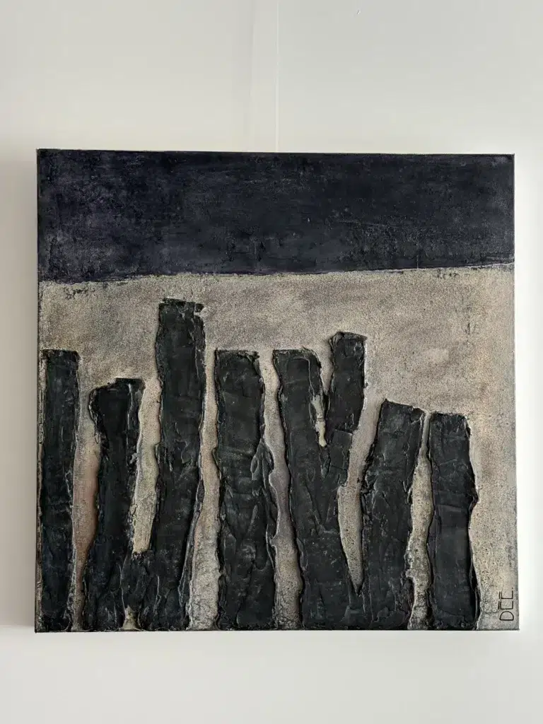 Œuvre abstraite « Dernière lumière », composition texturée beige et noire avec formes verticales sombres
