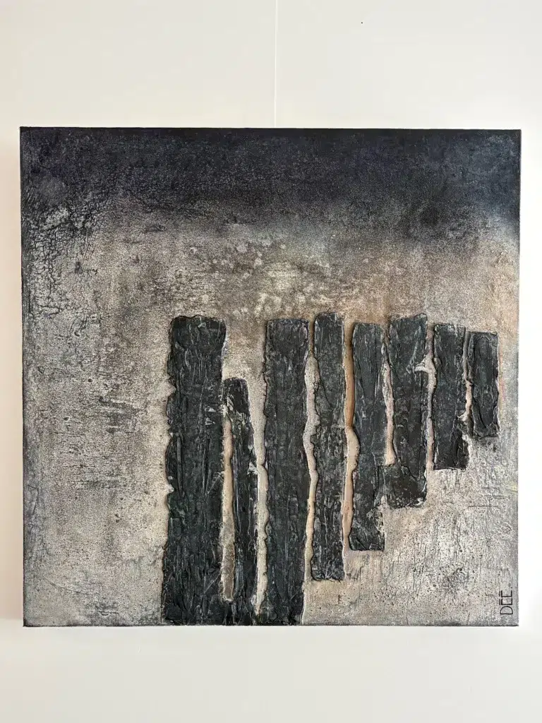 Œuvre abstraite « Horizon du soir à Saint-Malo », composition texturée beige, grise et noire avec formes verticales sombres