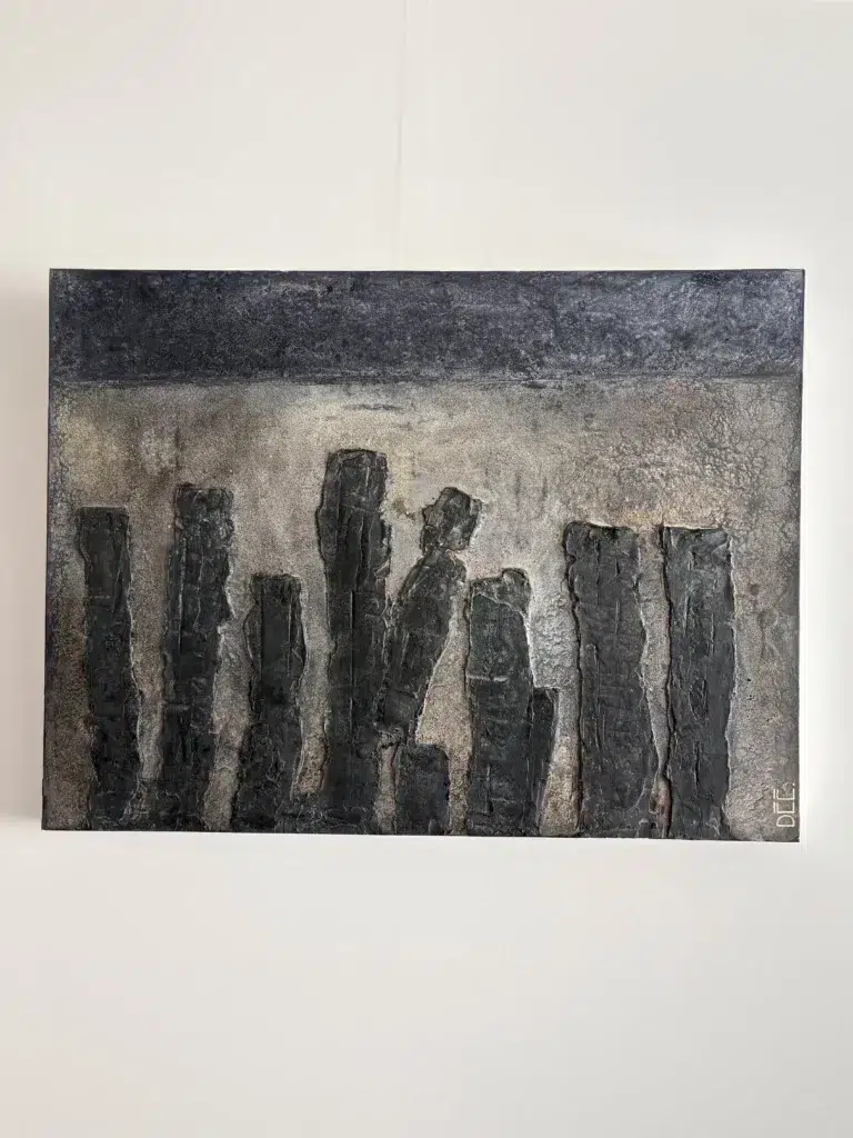 Œuvre abstraite « Brise-lames au crépuscule », composition texturée beige, grise et noire évoquant des brise-lames face à l’horizon