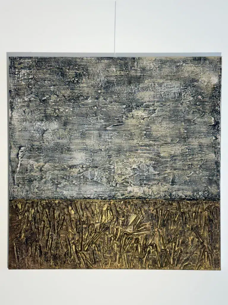 Tableau abstrait Blés d’orage, paysage gris argenté et doré évoquant un champ de blé sous un ciel d’orage