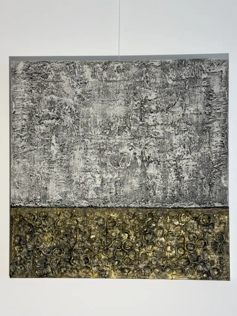 Tableau abstrait Floraison dorée, paysage argenté et doré évoquant un champ de fleurs jaunes sous un ciel gris
